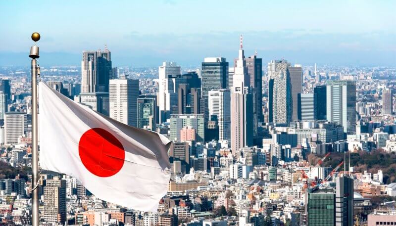 日本の街並みが背景にある日本の国旗画像